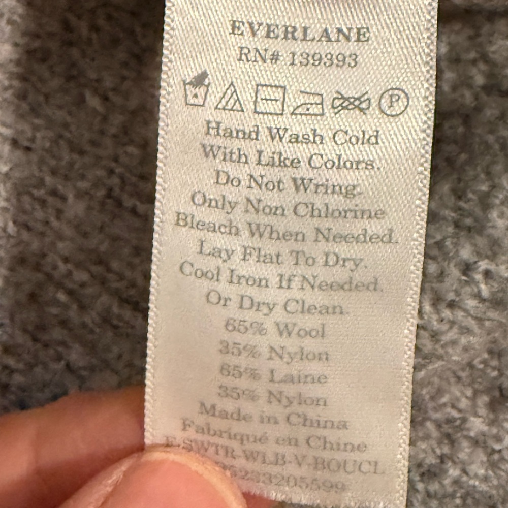 Everlane The Teddy V-Neck Sweater in Soft Gray, size Small - Picture 14 of 14